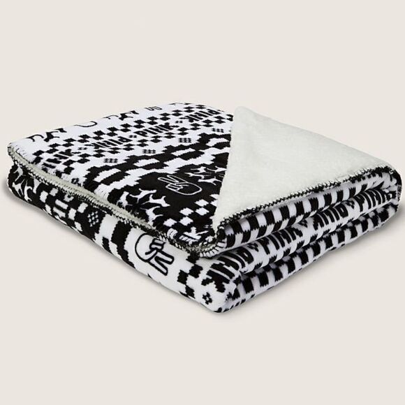 NWT PINK Victoria’s Secret Sherpa Blanket - Picture 3 of 4